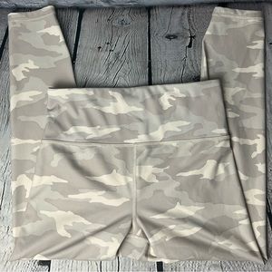 Women’s Athleta Elation 7/8 tights size M